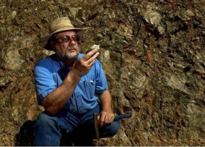 چرا زمین شناسان سنگ ها را لیس می زنند؟
